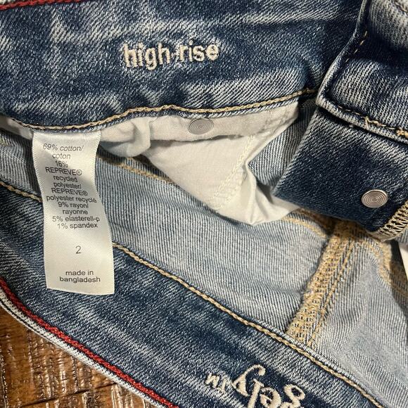 Maurices Edgely Hi-Rise Button Fly Distressed Jean Shorts Sz 2 - Picture 4 of 7